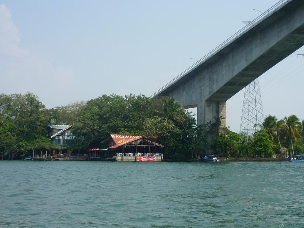 Hotel Y Restaurante Backpackers Rio Dulce Exterior photo